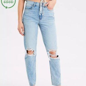AMERICAN EAGLE RIPPED KNEE MOM JEANS